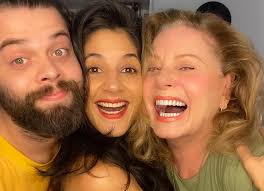 Vera Fischer faz festa para os 29 anos do caçula e posa com a nora