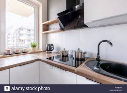 Moderne Weisse Kuche Mit Spule Arbeitsplatte Und Fenster Aus Holz Stockfotografie Alamy