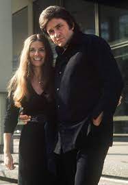 Apr 23, 2021 · johnny cash, the man in black, was a singer, guitarist and songwriter whose music innovatively mixed country, rock, blues and gospel influences. Johnny Cash Neues Album Ist Eine Hommage An Den Sanger