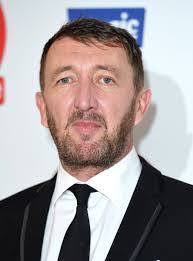 Ralph Ineson ha compartido este nuevo regalo que le han hecho sus  compañeros, un abridor con forma de Galactus.