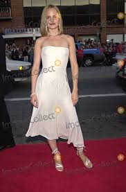 A sequel to the 1999 comedy film american pie, it is the second film in the american pie series and stars jason biggs, shannon elizabeth, alyson hannigan, chris klein, natasha lyonne, thomas ian nicholas, tara reid, seann william scott, mena suvari. Photos And Pictures Mena Suvari At The Premiere Of Universal S American Pie 2 At Mann S National Theater Westwood 08 06 01