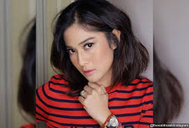 Artis indonesia ini memang nggak bisa dibilang artis biasa karena ia kini telah go internasional dan sering nongol di karpet merah di berbagai acara musik di luar negeri. Rambut Pendek Indonesia Rambut Pendek Gambar Rambut Gaya Rambut Pendek
