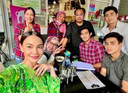 Berikut dikongsikan maklumat berkaitan senarai pelakon, watak pelakon, sinopsis drama dan link live streaming buat tontonan anda semua: Aku Yang Kau Tinggalkan Layan Drama