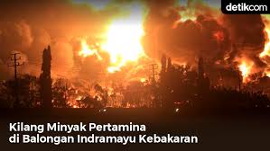 Kebakaran hebat menimpa gudang penyimpanan minyak ilegal di desa kiajaran, lohbener, indramayu, jawa barat, selasa, 30 mei 2017 malam. Mru3qnn Zoe57m