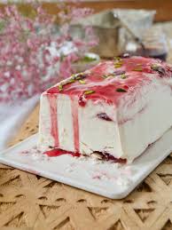 Im nächsten schritt kommt die gezuckerte kondensmilch in das creme double und wird untergehoben. Sauerkirsch Cheesecake Eis Labsalliebe