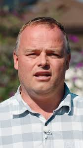 Dívají se banky na dřevostavbu skrz prsty? 💰🏡, Odpovídá v našem videu  majitel Simply Invest, Viktor David. 💬, 🌳 www.simplyinvest.cz