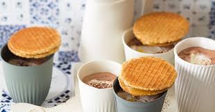 In Holland Legt Man Die Knusprigen Stroopwafels Auf Einen Becher Heissen Kaffee Sodass Die Fullung Zu Schmelzen Beginnt K Lebensmittel Essen Waffeln Rezepte