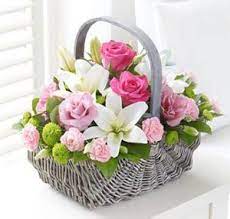 While a flower basket is a staple at easter celebrations, they are perfect to gift any time of the year. Flower Basket Arrangement Il Qronfla Basket Flower Arrangements Flower Arrangements Center Pieces Spring Flower Arrangements