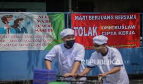 Batas usia kerja yang berlaku di indonesia adalah berumur 15 tenaga kerja menurut para ahli. Poin Poin Pengaturan Pesangon Di Uu Ciptaker Republika Online