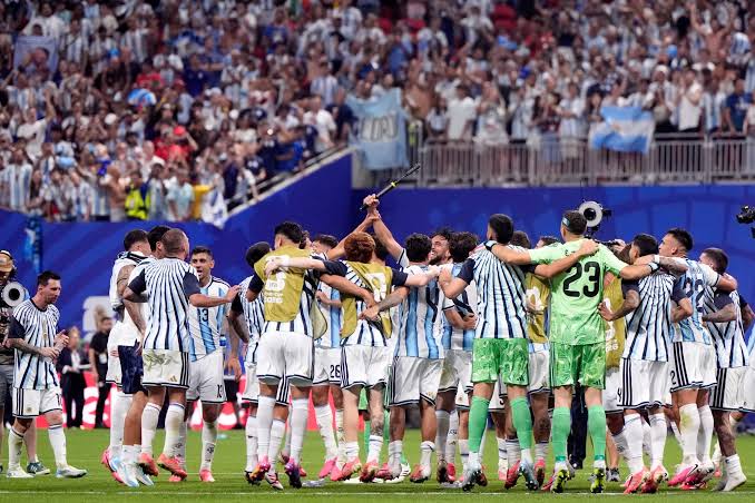 Lo que no se vio del histórico triunfo de Argentina ante Egipto: del cartel  del Ratón Ayala a la indicación mágica de Messi – FM Impacto