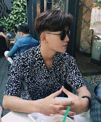 Anh sinh ra trong gia đình không có truyền thống nghệ thuật. Tiá»ƒu Sá»­ Ali Hoang DÆ°Æ¡ng
