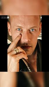 Poor Jamie, stuck in a cave for 7 years……or the fact that Sam has to wear  that long wig and beard?!?! 🤭 #samheughan @samheughan #jamiefraser  #lauradonnelly #jennymurray #outlander