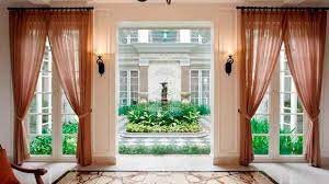 Tak hanya sekadar kedua faktor tersebut, warna ini juga selalu tampil estetis dan sangat baik dalam mengalirkan cahaya di dalam rumah. 7 Inspirasi Desain Interior Rumah Klasik Nan Mewah Dan Bikin Betah Lifestyle Liputan6 Com
