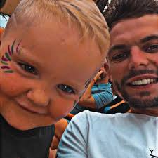 Hi does anyone have ideas/pictures to suggest what to do around the edges.  Thanks