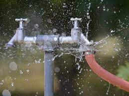 brunnen anlegen im garten wichtige infos vor baubeginn