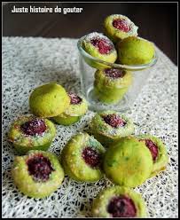 Juste Histoire De Gouter Mini Financiers A La Pistache Framboises Pour Rester Dans La Gourmandise Une Recette D Recette Mignardise Pistache Mini Financier