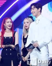 Astro significa estrella en español y el grupo fue nombrado de tal forma que ellos pudieran ser una estrella para los fans … Gfriend S Sinb Astro S Moonbin Seventeen S Seungkwan And More To Appear On Radio Show Together Kissasian