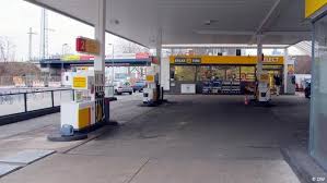 Tankstelle f (genitive tankstelle, plural tankstellen). Frust Der Autofahrer An Der Tankstelle Deutschland Dw 05 03 2012