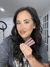 The “lip liner/ombre lip look” is GROG!! 🤩 Plus check the slight over line  making the lips appear plumper! 💁🏼‍♀️ LipSense CREAM aka Hydramtte is  creamy and dreamy to blend for an