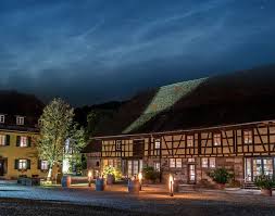 Weingut Steinbachhof Historisches Fachwerk Umgeben Von Malerischen Weinbergen Weingut Hochzeit Steinbachhof Weingut Pfalz