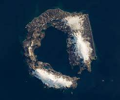 Visitors to the island can buy refreshments and delicious thai. The Island Shaped Like A Horseshoe