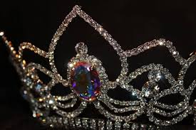 This Crown Is Sparkly And The Jewel Is Rainbow Like Jewels Tiara Tiaras And Crowns