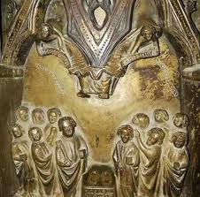 Das dorf putzt sich mit blumen und pflanzen anlässlich christi himmelfahrt heraus, und auf den straßen werden tische mit bildnissen des herrn, blumen und kerzen aufgestellt. Christi Himmelfahrt