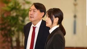 또한 국민대 조형대학 영상디자인학과 강의 교원으로 활동한 이력이 있다. ê¹€ê±´í¬ ìœ¤ì„ì—´ ê²€ì°°ì´ìž¥ ë¶€ì¸ ë¯¸ì¸ ìž¬ë ¥ê°€ 12ì‚´ ì—°í•˜