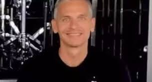 A atitude desesperada do baterista de Lana Del Rey após ser acusado de  xenofobia contra brasileiros