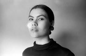 Cargamos con nuestras guerras Nuestras canciones de cuna Nuestro rumbo  hecho de versos De migraciones, de hambrunas Y así ha sido desde siempre,  desde el infinito Fuimos la gota de agua viajando