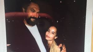 Strangely enough, there's an undeniable air of calm in the tiny room—even though there are at least eight people crammed inside its walls, even. Papabar So Suss Gratuliert Zoe Kravitz Jason Momoa Zum 41 Promiflash De