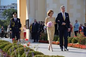 Altetele lor regale principesa margareta si principele radu au luat cuvantul in cadrul dezbaterilor, creionand un portret al reginei maria a romaniei si prezentand eforturile acesteia de a intari relatiile de colaborare dintre romania si turcia. Principesa Margareta Si Principele Radu Si Au Reinnoit JurÄmintele De CÄsÄtorie La Alba Iulia Galerie Foto Video