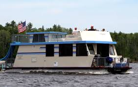 Our Houseboat The Sports Cruiser 440 Has Five Double Beds For Large Families And Groups Houseboat Rentals House Boat Houseboat Vacation