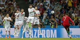 Dalam permainan sepakbola, moment tendangan bebas bisa sewaktu waktu terjadi. Tendangan Bebas Pengertian Macam Macam Tendangan Bebas