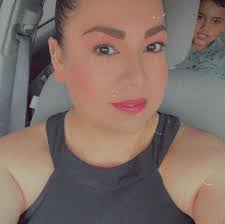 No sabía que su esposa era millonaria y por eso la engαñαba y al final le  pidió el divσrcio.