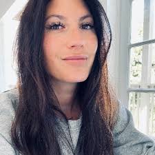 Elizabeth Nell's Instagram, Twitter & Facebook