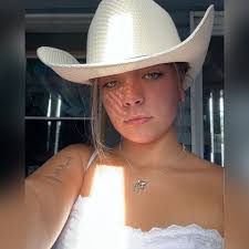 Sarah Lecours (@sarahlecours) • Instagram photos and videos