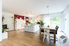 Offene Kuche Mit Kochinsel Mit Tresen Einfamilienhaus Fortuna Von Budenbender Hausbau Hauser Und Anbieter Schnell Und Einfach Ver