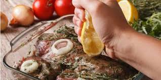 Aduk rata sambil diremas dagingnya. Trik Marinasi Daging Biar Bumbu Meresap Kaya Rasa