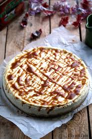 Préparer le caramel au beurre salé, dans une casserole à fond épais verser le sucre et le mouiller de 2 cuillères à soupe d'eau, placer sur feu moyen jusqu'à ce que le sucre brunisse et devienne caramel. Recette Facile De Cheesecake Sauce Au Caramel Beurre Sale