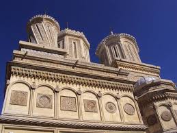Ansamblul cuprinde biserica episcopală, unul dintre cele mai celebre monumente de arhitectură din ţara românească. Documentar MÄnÄstirea Curtea De Arges 500 De Ani De La SfinÅ£ire AgenÈia De PresÄ Rador