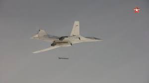 Puede portar hasta 24 toneladas de bombas y tiene una autonomía de 5.500 kilómetros. Rob Lee On Twitter Screenshots Of A Tu 22m3 Rf 94234 With A Kh 22 Or Kh 32 Missile And The Andrei Tupolev Tu 160 Bomber Rf 94111 Launching A Kh 101 Cruise Missile 5 Https T Co Glntyczebs