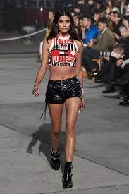 Meditation and viewing/embracing life through a positive perspective regardless of presented/perceived challenge. Sara Sampaio Starportrat News Bilder Gala De