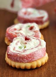 20 Easy Thanksgiving Appetizer Recipes To Get The Party Started Via Easy Thanksgiving Recipes Appetizers Christmas Appetizers Easy Thanksgiving Appetizers Easy