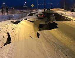 Alaska está situada en el cinturón de fuego del pacífico, una zona con frecuente actividad sísmica en la que chocan placas tectónicas. Alaska Es Sacudida Por Intenso Terremoto De 7 Grados