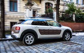 Se destaca netamente por su estética vanguardista y es un vehículo original. Stacheliges Rendezvous Mit Dem Citroen C4 Cactus Autofilou