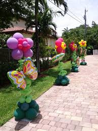 Backyard Balloon Decoration Ideas For Birthday Party At Home Backyard Party Decoration With Balloon Flowers Sculpture And Butterfly Mylar Balloons Balloonde Balloon Decorations Balloon Flowers Backyard Party Decorations