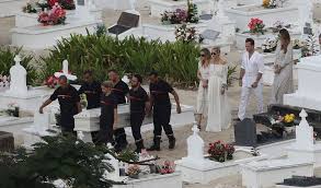 Liste des chansons écrites par jil et jan pour johnny hallyday. Jade Et Joy N Etaient Pas Presentes A L Inhumation De Leur Pere La Veille Johnny Hallyday Obseques Laeticia