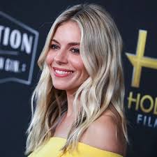 Η Siena Miller φόρεσε το ιδανικό παντελόνι για την επιστροφή...