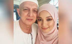 She rose to fame when participated in a beauty queen competition, dewi remaja. Didakwa Menjadi Wali Pernikahan Neelofa Bapa Kandung Enggan Ulas Perkara Ini Bawang Rangers